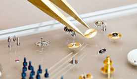 青岛万国指定维修门店打开表壳